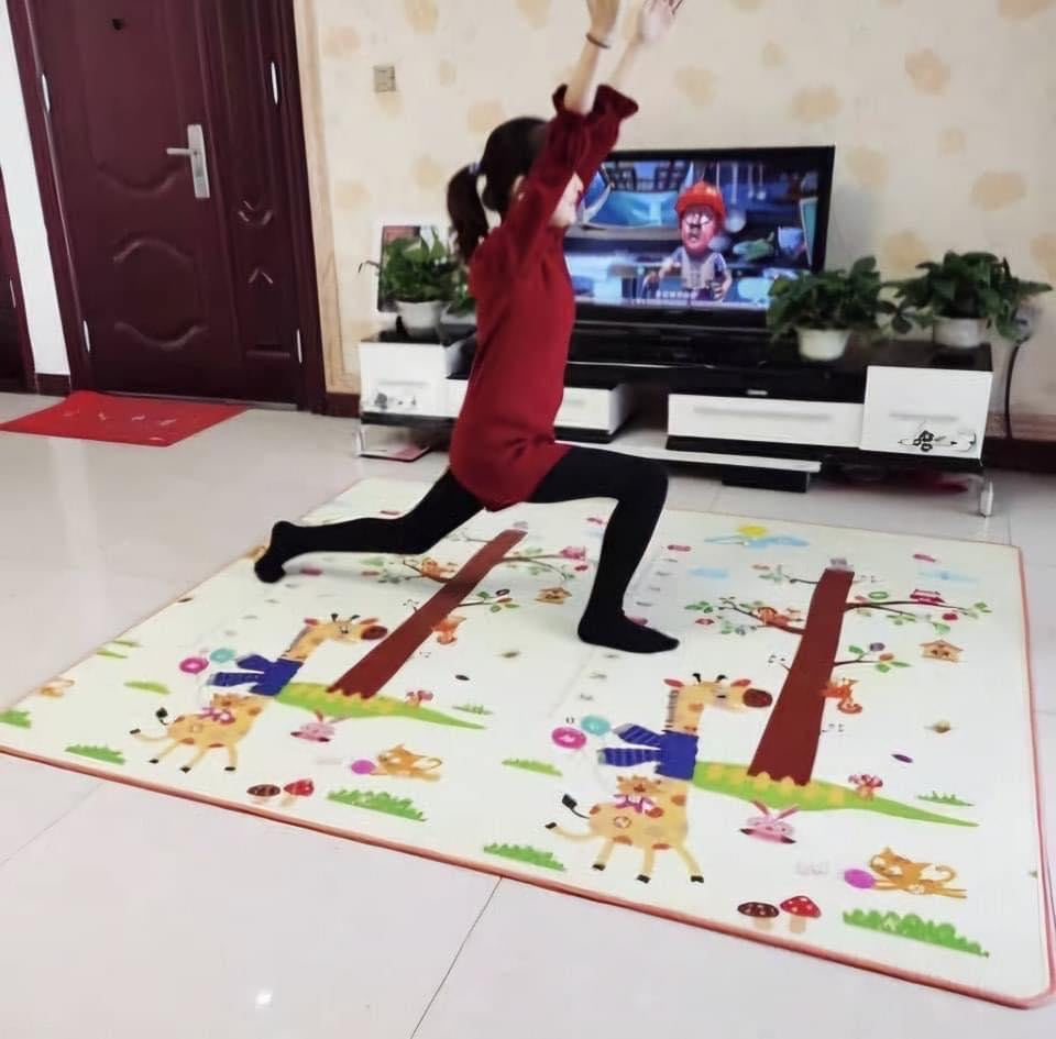 Tapis de sol pliable pour bébé et les tout-petit épais avec mousses Antidérapantes, imperméables a l'eau. Crée l'espace idéale de jeux pour vos enfants.