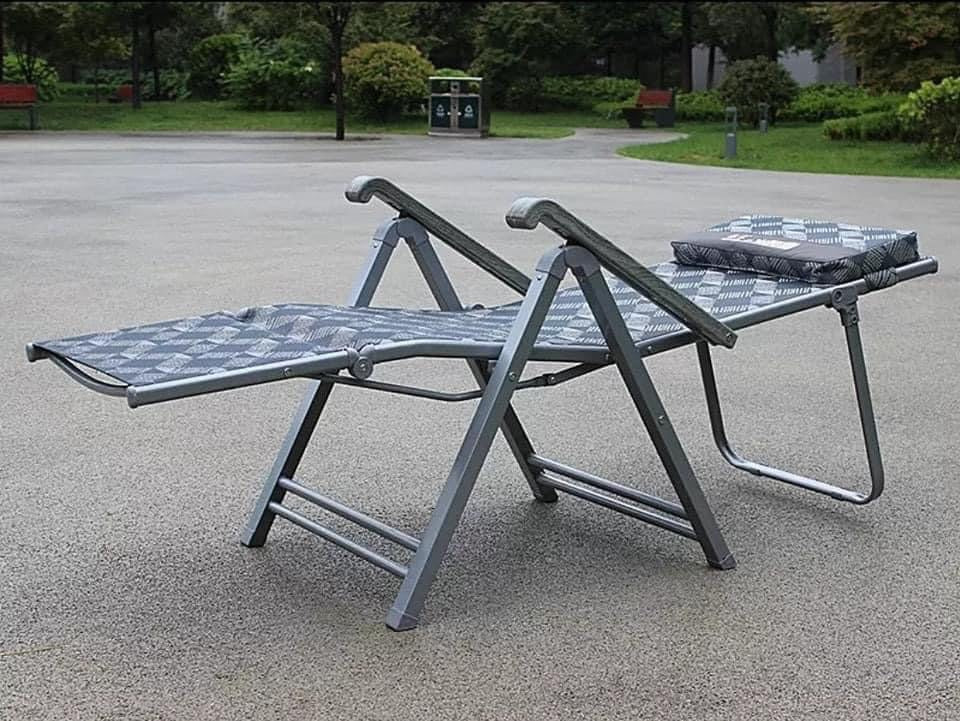 Chaise Pliante solide et durable confortable et agréable au touché.
