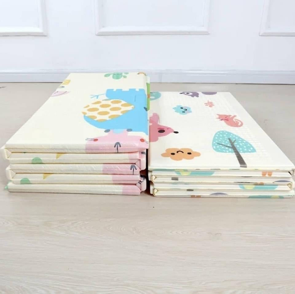 Tapis de sol pliable pour bébé et les tout-petit épais avec mousses Antidérapantes, imperméables a l'eau. Crée l'espace idéale de jeux pour vos enfants.