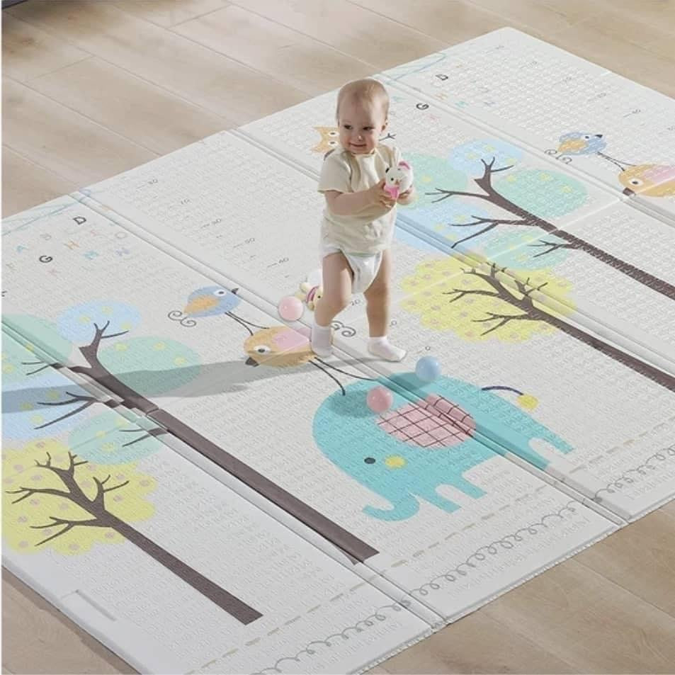 Tapis de sol pliable pour bébé et les tout-petit épais avec mousses Antidérapantes, imperméables a l'eau. Crée l'espace idéale de jeux pour vos enfants.