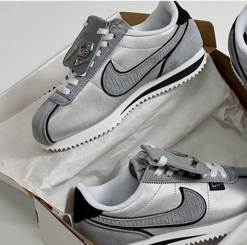 Nike cortez Petals silver